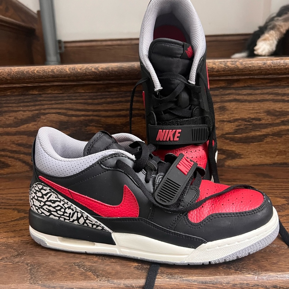 NIKE AIR JORDAN LEGACY 312 LOW, SIZE 7Y (women’s 8.5) red black